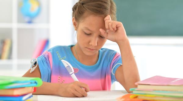 Industria meditațiilor și mirajul notelor de zece: Cât costă, de fapt, „excelența” în școala românească, potrivit Oanei Moraru