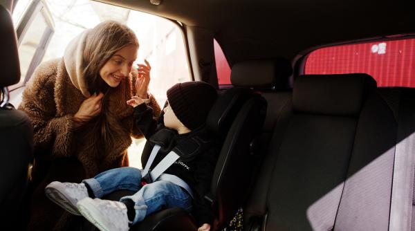 Pui scaunul pentru copii pe bancheta din faţă a maşinii? Paşii pe care trebuie să îi urmezi