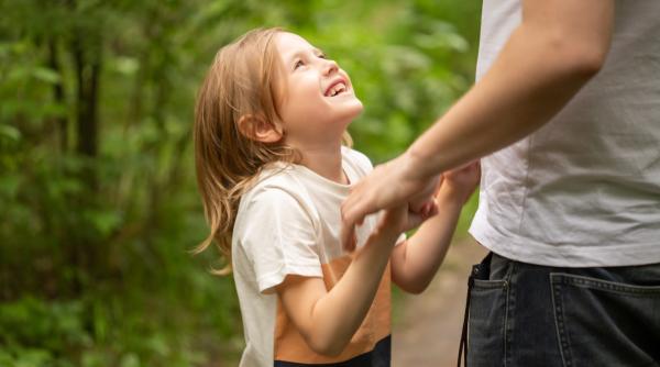 7 obiceiuri rare ale părinților care cresc copii foarte empatici, potrivit unui psiholog clinician