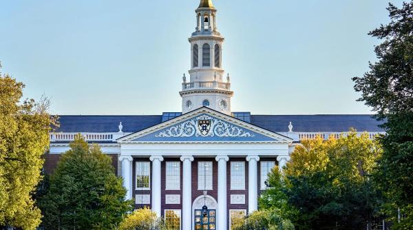 Notele maxime ar putea fi limitate la Harvard începând din 2027