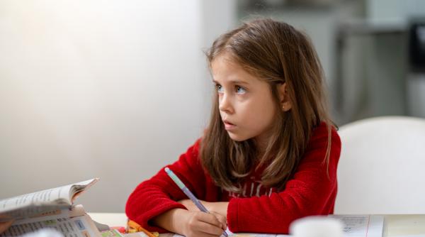 Cum să recunoști supradotarea la copii? Expert: „Nu toți copiii excelează la nivel de școală”