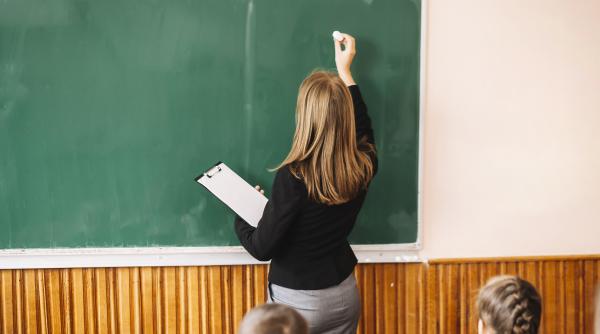 Învățătoare din Călărași, acuzată că a lovit trei copii de 6 și 7 ani. Procurorii i-au interzis să se mai așeze la catedră