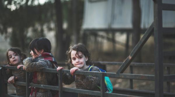 Părintele Necula: „Le-am umplut burta copiilor, dar li s-au înfundat urechile!” Adevărul tulburător despre abandonul școlar și opulență