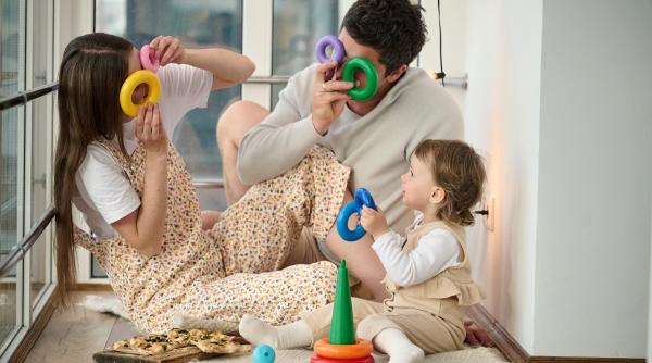 Cum să ne jucăm inteligent cu bebelușii și copiii de până la 3 ani, potrivit Oanei Moraru