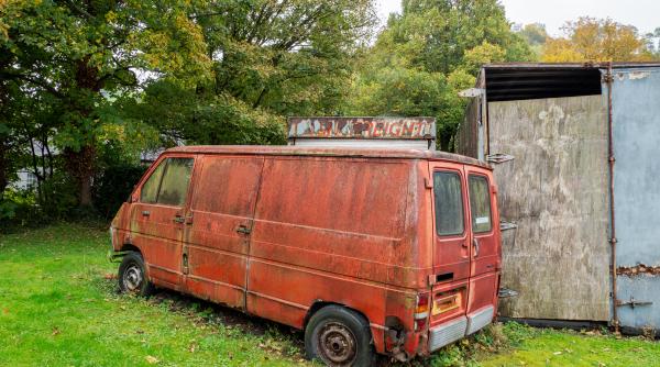 Copil de 9 ani, găsit subnutrit și incapabil să meargă, într-o dubă. A trăit un calvar timp de peste un an