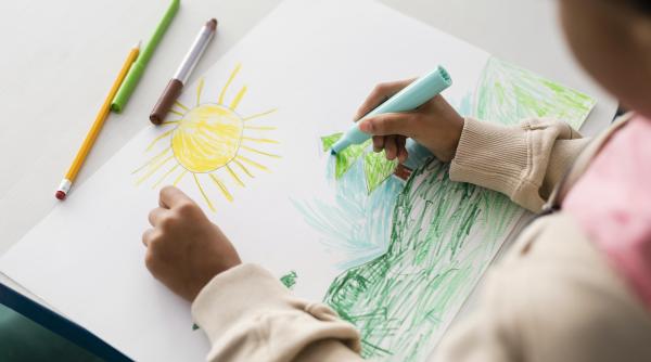 De ce desenează copiii soarele într-un colț și alte 3 curiozități despre desenul lor, explicate de un psiholog