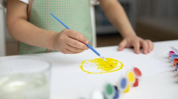 Educatoare din Craiova, acuzată că ar fi agresat copiii. Poliția a deschis o anchetă