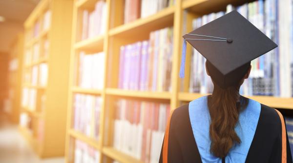 Mii de studenți români, afectați de scandalul burselor din Marea Britanie. Ce sume ar putea fi cerute înapoi