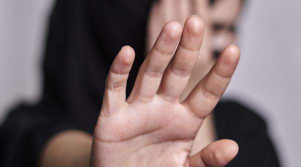 Zeci de mii de cazuri de violență domestică în 3 luni. Sute de ordine încălcate