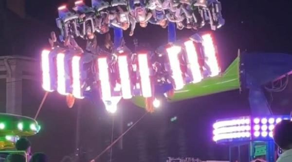 Copii blocați cu capul în jos într-un carusel defect, timp de 40 de minute