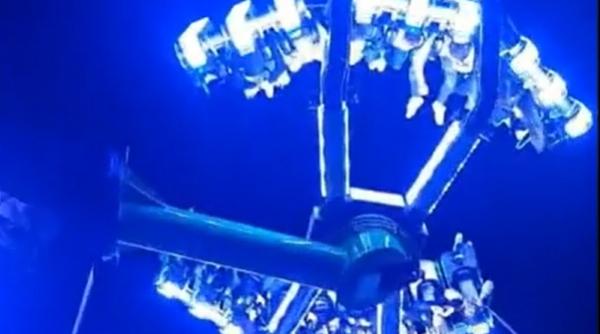 Copii și adolescenți, blocaţi cu capul în jos mai bine de jumătate de oră într-un carusel din Caransebeș. Zece au ajuns la spital