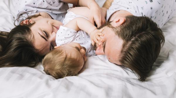 Copiii care dorm în patul părinților dezvoltă aceste 10 trăsături rare, potrivit cercetărilor