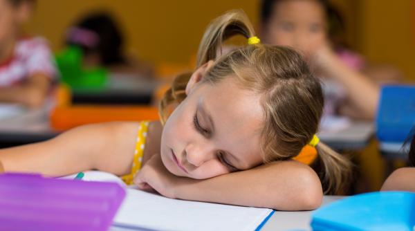 „Doi-trei elevi din clasă adorm”: Observația alarmantă a profesorilor privind lipsa de somn în rândul copiilor