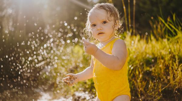 Cum protejăm pielea sensibilă a bebelușului de razele UV