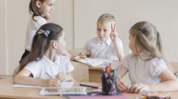 Copiii care sunt mai independenți se descurcă mai bine la școală