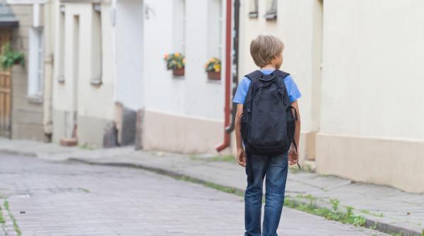 Metoda „dead drop”: Elevi alimentaţi cu droguri lângă şcoală. Rețeaua, destructurată de DIICOT