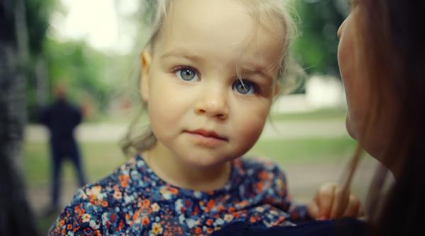 10 lucruri pe care părinții narcisiști le fac în fața copiilor și care nu ar trebui să se întâmple niciodată