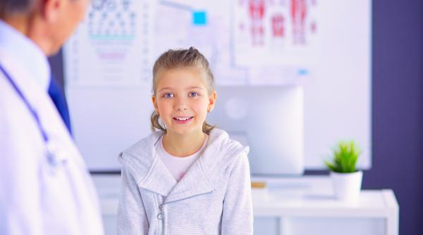 Ticurile la copii pot ascunde probleme serioase. Cum le deosebești de epilepsie