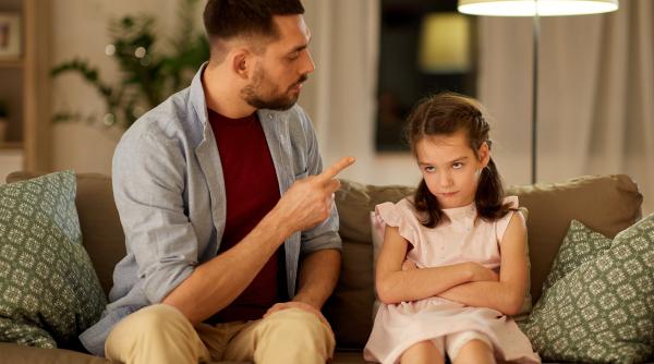 Fără țipete și fără pedepse: 3 strategii mai bune pentru a-ți corecta copilul, potrivit unui psiholog