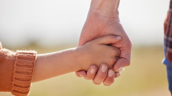 O mamă a inventat un cancer la copilul ei ca să-și finanțeze luxul din donații. L-a ras în cap și îl umilea