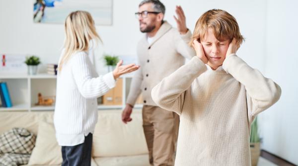 Părinții care țipă constant unul la altul în fața copiilor le lasă acestora 11 probleme la vârsta adultă