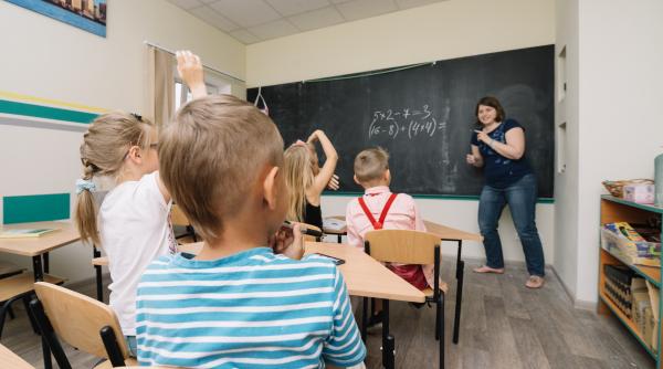 Alocația copiilor ar putea scădea la 100 de lei. Parlamentarii UDMR propun o bursă de prezență pentru elevii care merg la școală