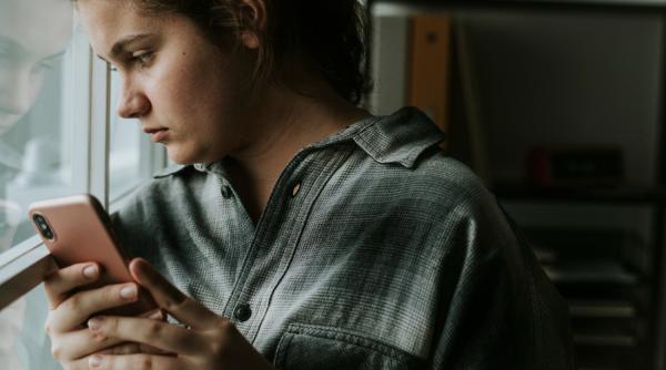 Tinerii europeni apelează la chatboturi bazate pe AI pentru a găsi sprijin emoţional, potrivit unui sondaj
