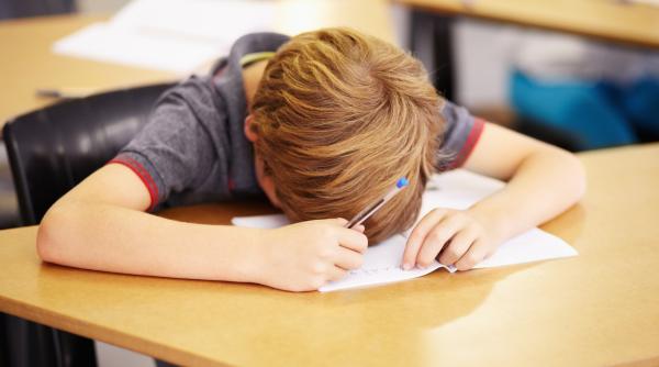 Colapsul academic, pericolul din lunile mai și iunie: Cum poți evita epuizarea școlară