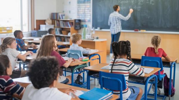 Elevii români, epuizați: până la 10 ore de școală și teme, arată analiza Salvați Copiii România