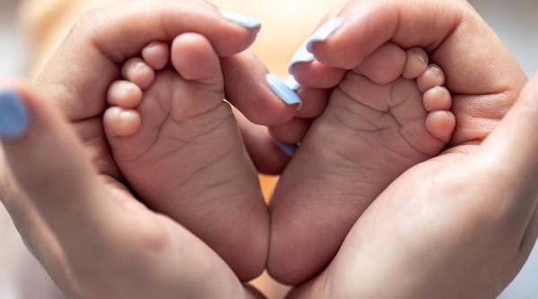 Țările în care se nasc cei mai mulți copii ai românilor. Tot mai multe familii își cresc copiii în afara țării