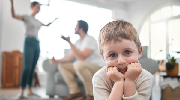Zâmbetul alienatorului parental. Radu Leca: Prevenția începe când adulții acceptă că fiecare gest devine material educativ pentru copil