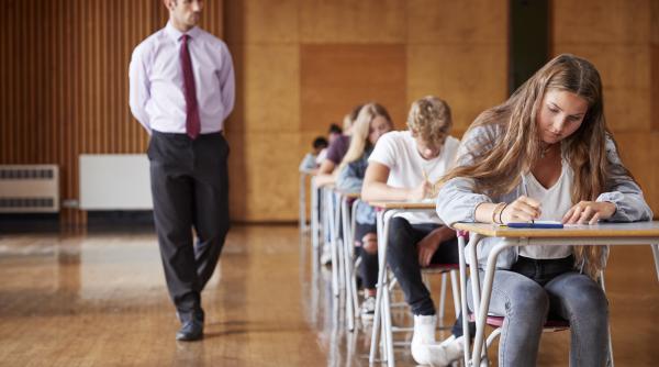 Studenții au adunat în secret cele mai importante lecții de viață ale profesorului lor, iar cartea a devenit virală