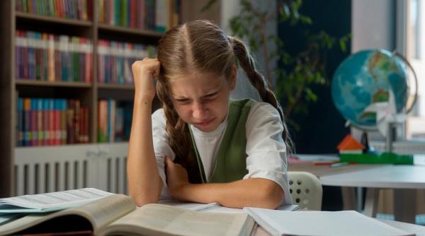 Burnout-ul în rândul elevilor. De ce refuză copiii temele și învățarea