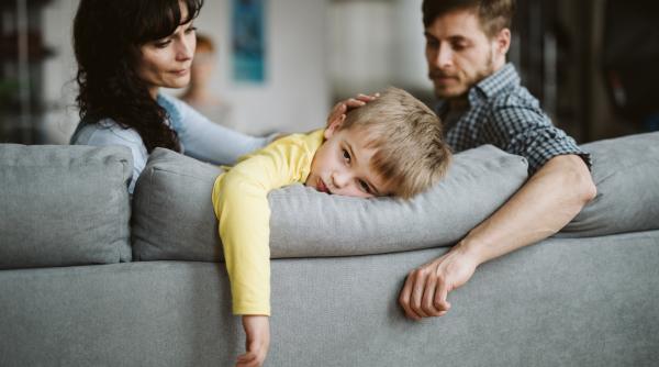 Semnele alienării parentale în cazul copiilor cu vârsta între 3 și 7 ani. Radu Leca: Mintea lor mică caută să supraviețuiască