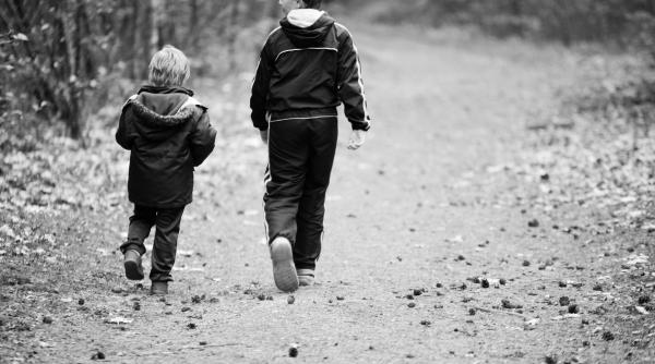  Copii de 3 și 5 ani, abandonați de mama lor pe o șosea: I-a legat la ochi și le-a spus că vor participa la un joc