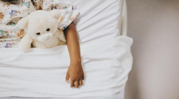 Părinții unei fetițe decedate de 6 ani, somați să dea înapoi ultima alocație: „În luna februarie până a murit, a respirat”