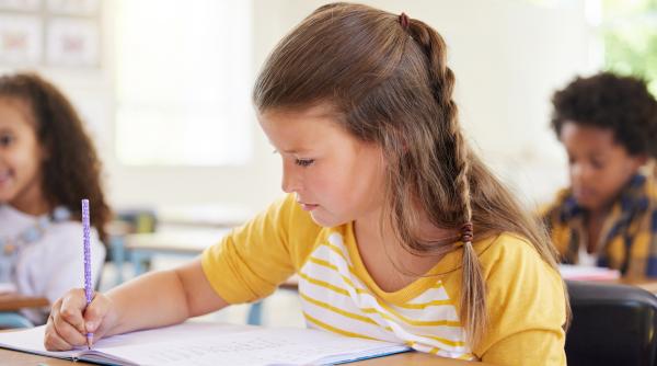 Elevii de clasa a VI-a intră în Evaluarea Națională. Prima probă este la Limba română
