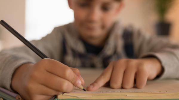 Învățătoare reținută după ce ar fi bătut un elev de 10 ani. Copilul ar fi rupt rezultatele de la Evaluarea Națională