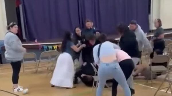 Serbarea copiilor, întreruptă de o bătaie între părinți / VIDEO