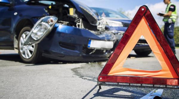 O şoferiţă de 17 ani a ajuns cu o maşină de tip B1 în albia unui pârâu