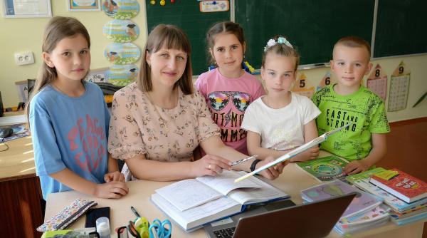 Mesaje de Ziua Învățătorului 2026. Gânduri de mulțumire pentru profesorii și învățătorii din România