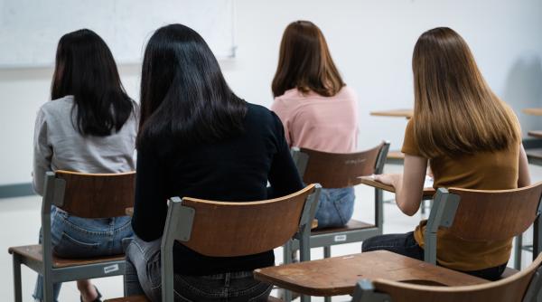 Bacalaureat 2026 începe astăzi cu probele de competențe. Peste 130.000 de candidați intră în examen