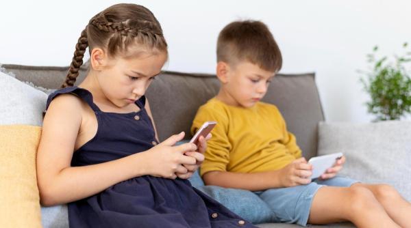 Copiii sub 13 ani nu ar trebui să dețină smartphone-uri. Ce spun experții din Suedia