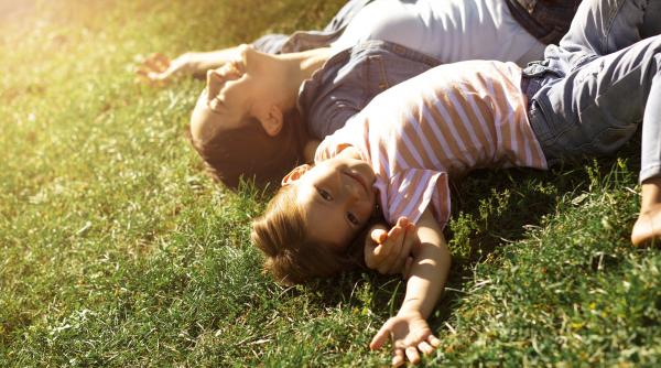 Metoda „orelor de gardă”, folosită tot mai des de părinți pentru a se odihni în weekend