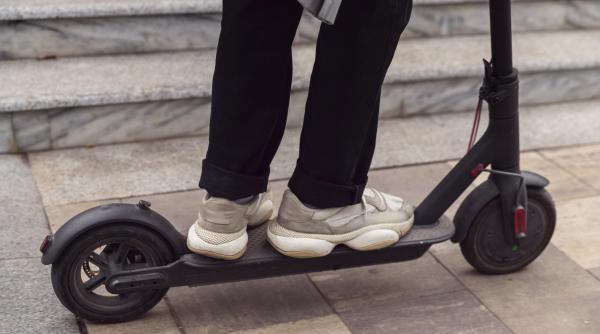 Copil de 12 ani rănit după ce s-a izbit cu trotineta electrică de un autoturism, în Sibiu