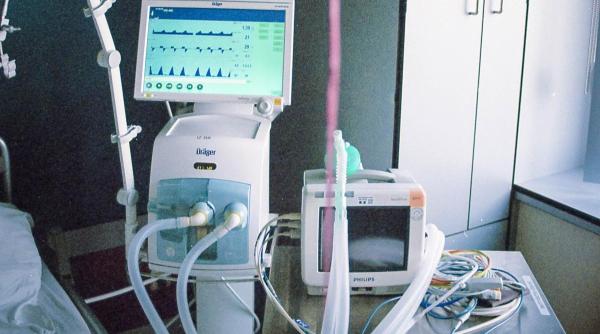 O minoră de 12 ani, lovită pe trotuar de o mașină, a murit la spital
