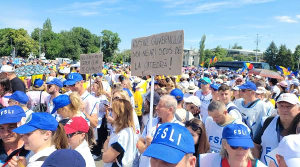 Peste 8.000 de profesori și angajați din sistemul de învățământ s-au adunat miercuri în fața Guvernului / VIDEO