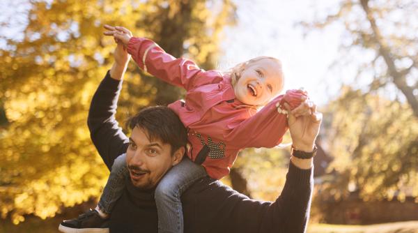 Tăticii care știu să se distreze fac 5 lucruri corect în parenting, pe care mulți oameni le uită. Specialist: „Merită să le împrumuți”
