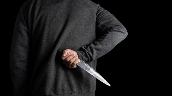 Un tânăr și-a înjunghiat tatăl și a atacat polițiștii cu cuțitul. A fost imobilizat cu focuri de armă