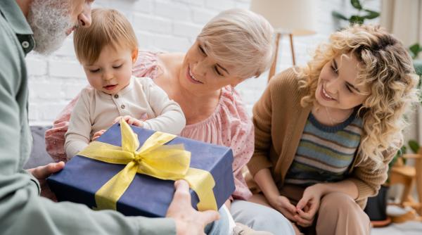 Cele trei expresii pe care le poți spune atunci când bunicii îi oferă prea multe cadouri copilului tău